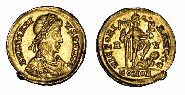 Moedas de ouro com um perfil de Honório de um hoard romano.