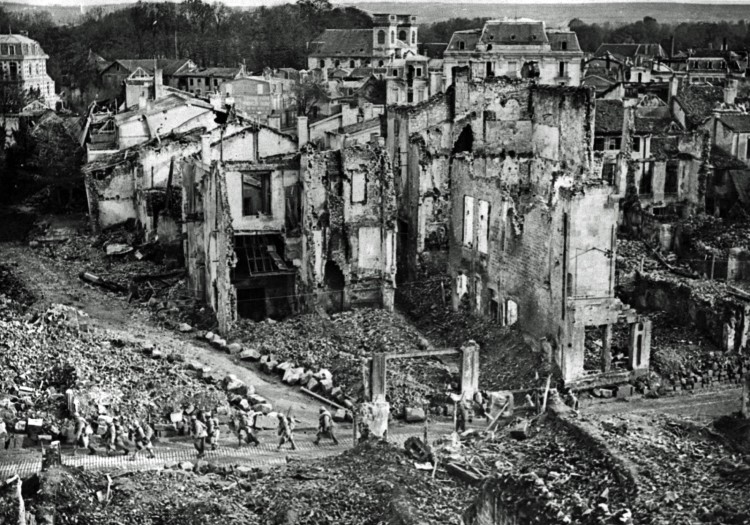 https://www.historyhit.com/app/uploads/2018/12/Verdun-in-ruins-WW1-1916.jpg