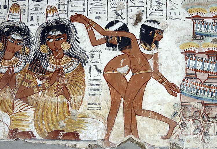 Dançarinos e flautistas, com uma história hieroglífica egípcia. 