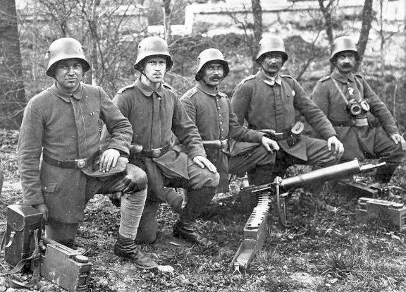 A German MG 08/15 team poses with their gun