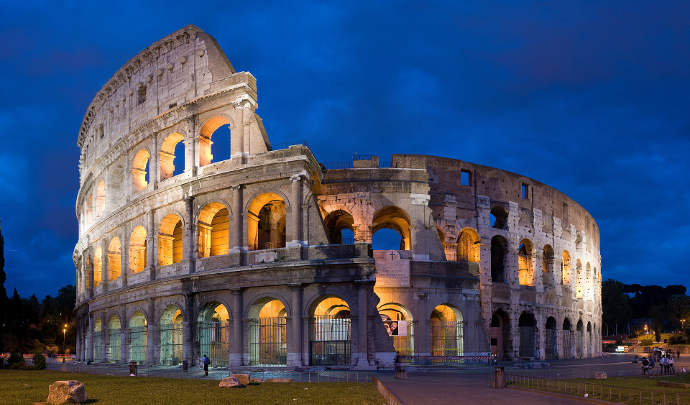 Potoraph of the Colosseum in Rome at night.