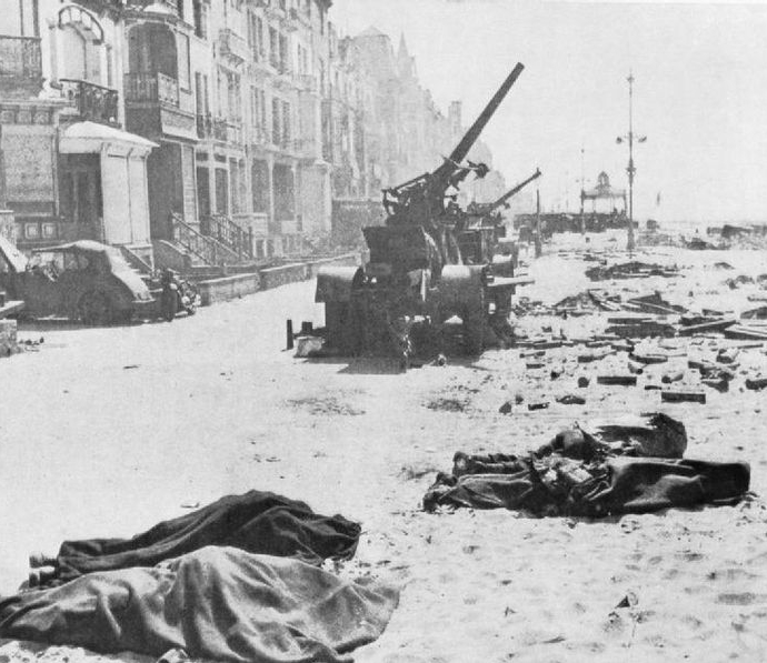 Abondoned_Anti-aircraft_Dead_Troops_Evacuation_From_Dunkirk_in_1940_HU2286