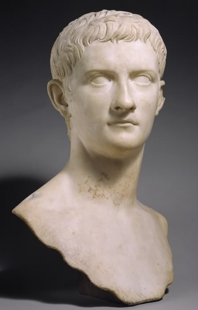 Caligula mellszobra.