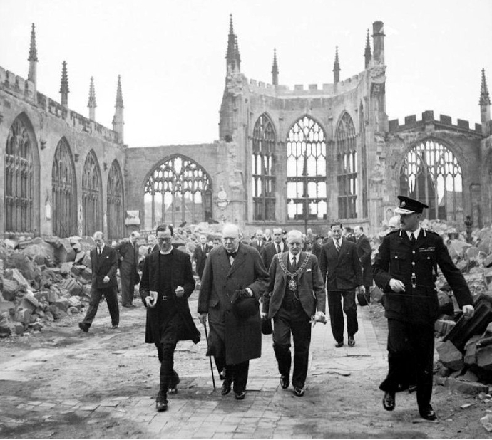 Churchill_Cov_Cathedral_Nov_1940
