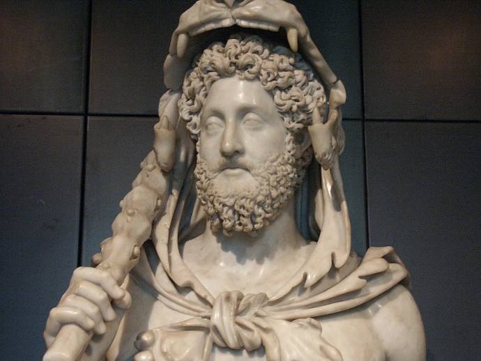 Commodus als Hercules. Commodus als Hercules.zijn liefde voor de Spelen was zo groot dat hij er zelf mee vocht en een belachelijk schouwspel werd toen hij struisvogels, olifanten en giraffen afslachtte en menselijke tegenstanders versloeg die hem niet durfden te verslaan. Hij vroeg de staat een enorme vergoeding voor elke verschijning.in 192 na Christus hernoemde hij Rome Colonia Lucia Annia Commodiana. De maanden van het jaar, de legioenen, de vloot, de senaat, het keizerlijk paleis, en de burgers van Rome zelf werden allemaal naar hem genoemd.toen hij het jaar daarop werd vermoord door zijn worstelpartner, werden de namen weer veranderd.Caracalla: 198 – 217 n.Chr. toen hij samen met zijn broer aan de macht kwam, besloot Caracalla dat hij niet kon delen en liet zijn broer vermoorden, zijn volgelingen afslachten en zijn geheugen officieel uit de geschiedenis wissen door de Senaat.aan de macht bracht de man Gibbon (de grote historicus van het Romeinse rijk) genaamd 