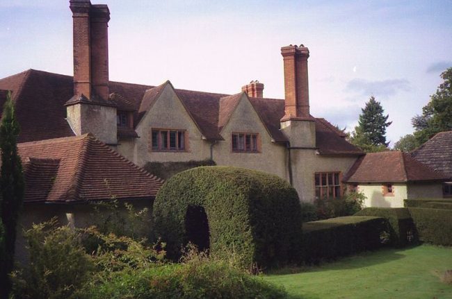 Goddards in Surrey shows Lutyens' Arts and Craft Style, built in 1898-1900. Image source: Steve Cadman / CC BY-SA 2.0. 