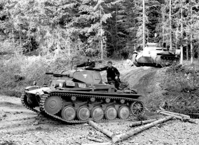 Panzer_II_and_Panzer_I_May_1940