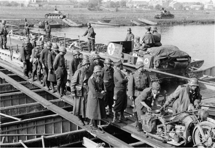 Pontoon_Bridge_Over_Meuse_Near_Sedan_May_1940