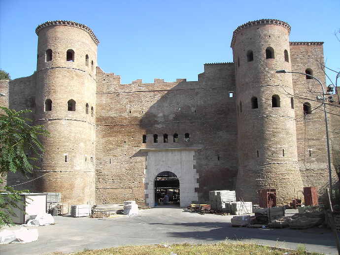 ローマのアウレリアの壁の門ポルタAsinaria's Aurelian Walls 