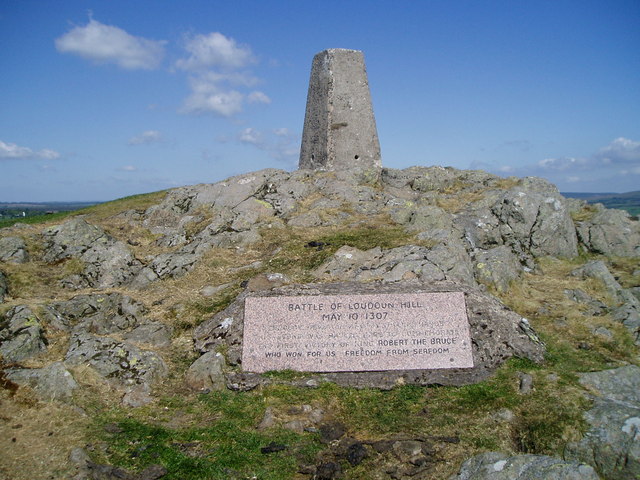 The trig point and battle plaque for the Battle of Loudon Hill. Image source: Alan Pitkethley / CC BY-SA 2.0.