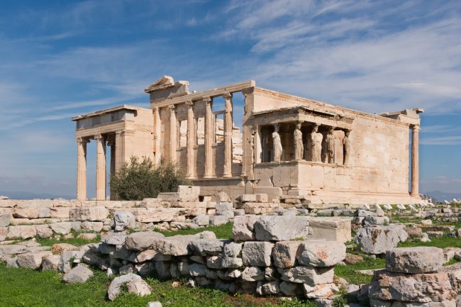 O Erechtheum, situado na Acrópole de Atenas. Os restos de uma cidadela micênica foram descobertos na Acrópole.