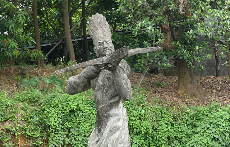 Estátua de An Dương Vương, empunhando a besta mágica que está associada à sua lendária fundação de Co Loa. 