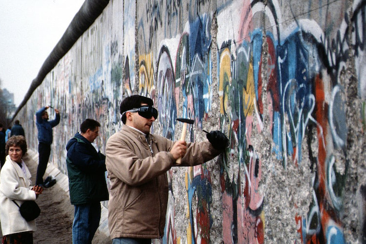 Berlin1989 Fall Der Mauer Wikicommons 