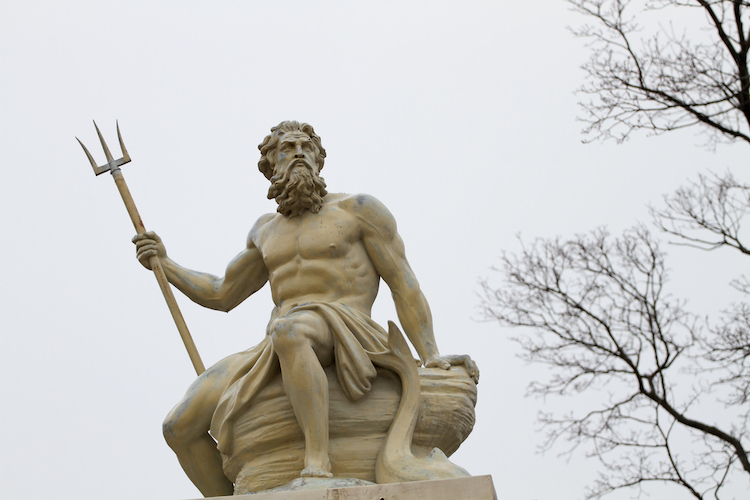 Uma estátua de Poseidon, deus dos mares, com tridente na mão.
