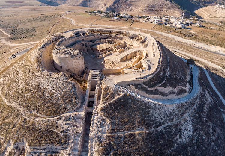 Uma vista aérea da encosta de Herodium, na qual há uma escada, um túnel e o túmulo do rei Herodes. Deserto da Judéia, Cisjordânia.