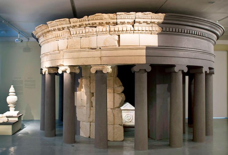 Uma reconstrução do mausoléu do rei Herodes em exibição no Museu de Israel. O sarcófago de Herodes foi colocado no centro do mausoléu em Herodium, ao sul de Jerusalém.