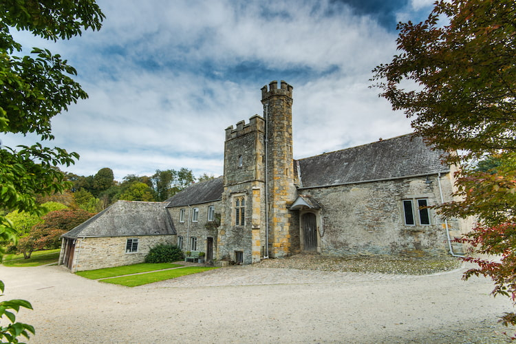 The 10 Most Haunted Houses In The UK Historical Landmarks History Hit   Shutterstock 502765492 1 750x537 C 